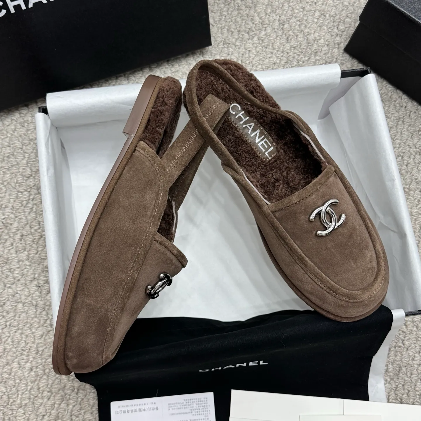👟👟Ex-factory price 600👟👟 Classic model 🇨🇳ChaneL 25K Teddy fur loafers Simple and high-end design, super versatile! Double C logo embellishment! Imported suede has the texture of natural animal leather visible to the naked eye! The top version is stress-free when entering and exiting the cabinet. It has a bookish texture on the feet and feels great on the feet. Versatile item. ✅Upper: Customized imported suede. ✅Inner lining: imported lamb wool. ✅Outsole: imported genuine leather. ✅Size: 35-40. ✅Comes with a full set of packaging.